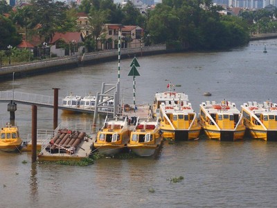 Tuyến xe buýt đậu tại bến khu vực quận 2 (Ảnh: Lê Toàn).