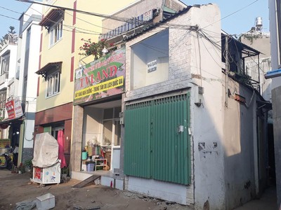 Một căn nhà siêu mỏng hiếm hoi được rao bán trên đường Bùi Đình Túy. Ảnh: Việt Dũng 