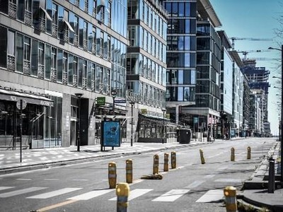 Con phố tại Quận 13, Paris vắng vẻ trong ngày phong tỏa chống dịch Covid-19. Ảnh: AFP