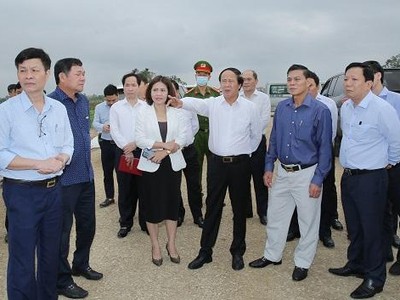 Ông Lê Văn Thành, Bí thư Thành uỷ Hải Phòng kiểm tra tiến độ đường cao tốc ven biển tại phường Minh Đức, quận Đồ Sơn. Ảnh: DT