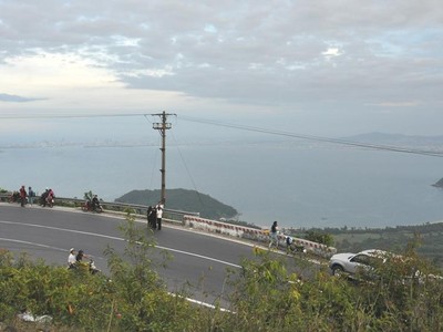 Thắng cảnh Làng Vân nhìn từ đèo Hải Vân.