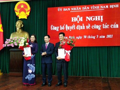 Chủ tịch UBND tỉnh Nam Định trao Quyết định của Thủ tướng Chính phủ và tặng hoa chúc mừng 2 tân Phó Chủ tịch.