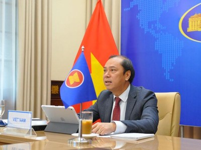 Thứ trưởng Bộ Ngoại giao Nguyễn Quốc Dũng, Trưởng SOM ASEAN Việt Nam tham dự Hội nghị từ điểm cầu Việt Nam (Ảnh: BNG)