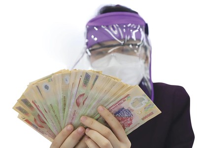 Một khi dịch bệnh Covid-19 còn kéo dài, áp lực lên hệ thống ngân hàng còn lớn. Ảnh: Dũng Minh