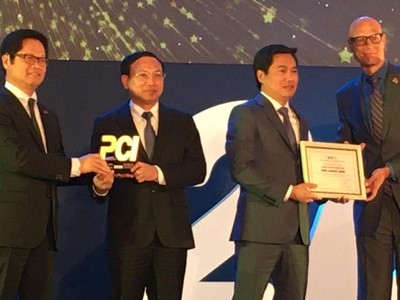 Bí thư Tỉnh uỷ Nguyễn Xuân Ký và Chủ tịch UBND tỉnh Quảng Ninh Nguyễn Tường Văn nhận kỷ niệm chương tại lễ công bố (Ảnh Mỹ An).