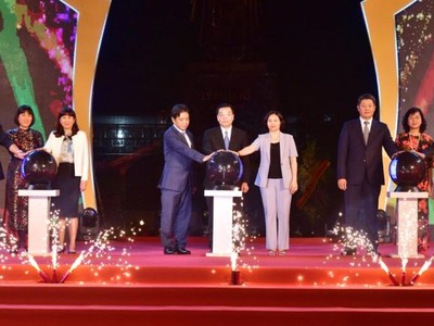 Các đại biểu thực hiện nghi thức khai mạc Lễ hội Du lịch và Văn hóa ẩm thực Hà Nội 2021. (Ảnh: Viết Thành).