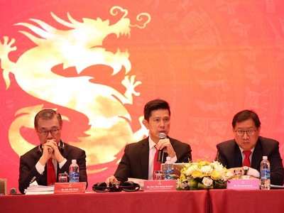 Ông Koh Poh Tiong (ngoài cùng bên trái) và ông Bennett Neo (ngồi giữa) trả lời câu hỏi của cổ đông tại Đại hội đồng cổ đông thường niên năm 2019.