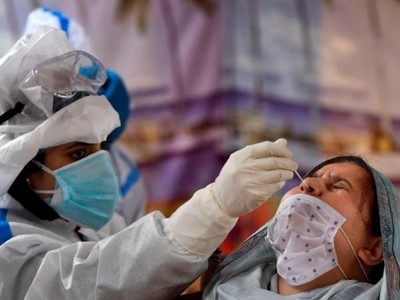 Nhân viên y tế lấy mẫu xét nghiệm tại một trung tâm xét nghiệm Covid-19 ở thành phố Srinagar, Ấn Độ. Ảnh: AFP