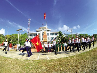 Lễ chào cờ tại đảo Song Tử Tây. Ảnh: H.H