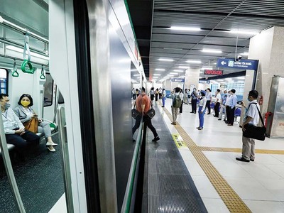 Tuyến đường sắt đô thị Cát Linh - Hà Đông vận hành thử trước khi chính thức được khai thác thương mại. Ảnh: Đ.T