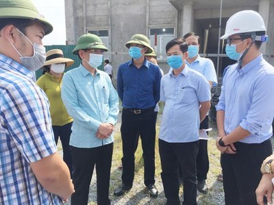 Phó chủ tịch UBND tỉnh Quảng Bình Phan Mạnh Hùng (thứ hai bên trái ảnh) đi kiểm tra thực địa tại dự án Thoát nước và Vệ sinh môi trường đô thị Ba Đồn.