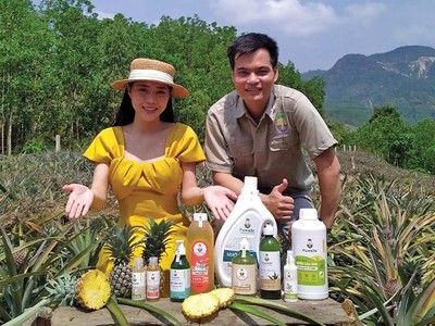 Đỗ Xuân Tiến (bên phải) giới thiệu các sản phẩm của FUWA