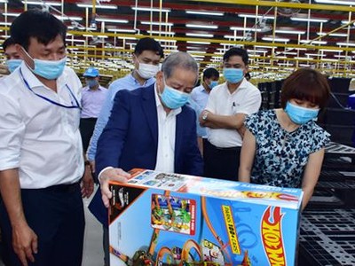 Chủ tịch UBND tỉnh Thừa Thiên Huế Phan Ngọc Thọ kiểm tra tình hình sản xuất tại nhà máy chế xuất Bilion MAX Việt Nam