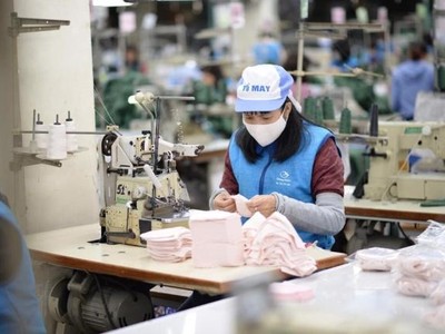 Các nhà cung cấp hàng dệt may đang gặp khó khăn vì các hãng thời trang liên tục yêu cầu hạ giá sản phẩm và cho chậm thanh toán