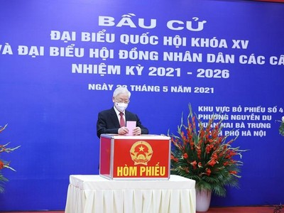 Tổng Bí thư Nguyễn Phú Trọng bỏ phiếu bầu đại biểu Quốc hội khóa XV và đại biểu HĐND các cấp nhiệm kỳ 2021-2026.