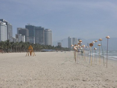 Bãi biển Đà Nẵng vắng khách du lịch vì Covid-19.