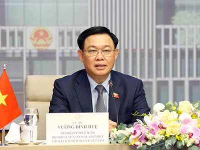 Chủ tịch Quốc hội Vương Đình Huệ hội đàm trực tuyến với Chủ tịch Hạ Viện Australia Tony Smith (Ảnh TTXVN) 