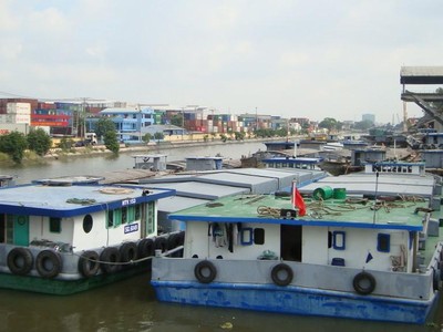 Sà lan vận chuyển hàng hóa trên một tuyến kênh đào khu vực Đồng bằng sông Cửu Long