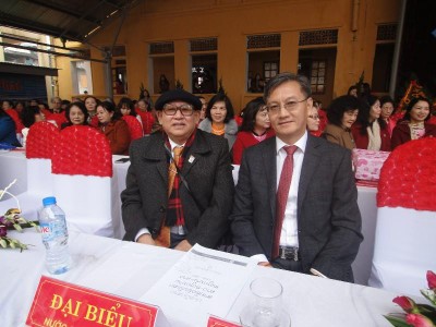 Nhà giáo Lương Vĩnh Khang (bên trái) chụp cùng TS. Phăn Khăm, Ủy viên Bộ Chính trị Đảng Nhân dân cách mạng Lào, Bí thư, Chủ tịch tỉnh Sầm Nưa (nay là Thủ tướng Chính phủ Lào).