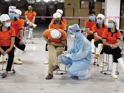 Tiêm chủng vắc-xin và thực hiện các biện pháp 5K đóng vai trò quyết định trong việc ngăn chặn đại dịch Covid-19 để duy trì phát triển kinh tế - xã hội.