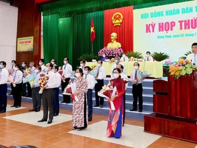 Chủ tịch UBND tỉnh Đồng Tháp Phạm Thiện Nghĩa, các Phó chủ tịch và uỷ viên UBND ra mắt đại biểu HĐND nhiệm kỳ mới. Nguồn ảnh: Cổng thông tin điện tử Đồng Tháp