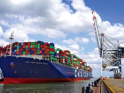 Tàu chở container siêu lớn của CMA - CGM cập cảng Cái Mép - Thị Vải.