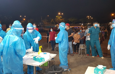 Lấy mẫu xét nghiệm nhanh tại Chợ Bình Điền hôm 5/7.