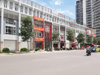 Nhiều quán café, nhà hàng… trên đường Nguyễn Văn Lộc đang sửa sang để đón khách. Ảnh: Dũng Minh