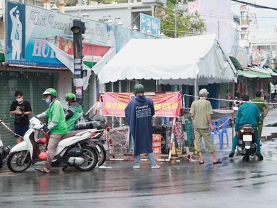 Chốt kiểm soát tại khu phong toả đầu đường Bùi Văn Ba, quận 7, TP.HCM (Ảnh minh hoạ: Thị Hồng).