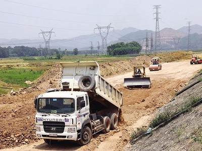 Muốn thực hiện hiệu quả một dự án đầu tư công thì phải làm tốt từ khâu chuẩn bị đến xử lý vấn đề mặt bằng, thi công, thanh toán… Trong ảnh: Triển khai thực hiện một đoạn Dự án Cam Lộ - La Sơn có vốn đầu tư công. Ảnh: Anh Minh