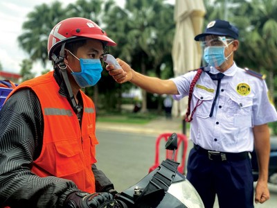 Lực lượng ban quản lý chung cư hàng ngày phải tiếp xúc với nhiều người, nên nguy cơ bị lây nhiễm rất cao. Ảnh: Trọng Tín