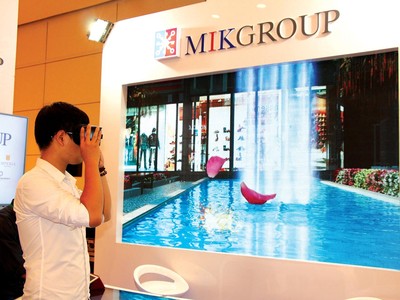  Khách hàng tham quan căn hộ mẫu dự án của MIK qua kính VR. Ảnh: Thành Nguyễn 