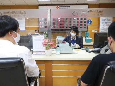 Giảm lãi suất cho vay cho những món nợ đang có trên sổ sách hiện nay là một rủi ro lớn cho ngân hàng. Ảnh: Dũng Minh