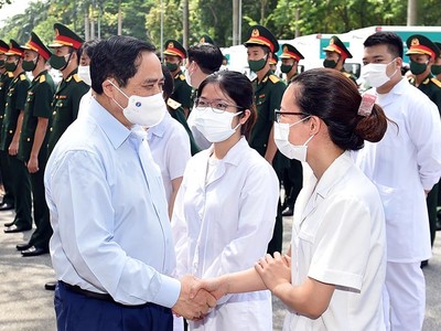 Thủ tướng Phạm Minh Chính động viên đội ngũ y bác sĩ tại lễ phát động chiến dịch tiêm chủng vaccine phòng chống COVID-19 trên toàn quốc, ngày 10/7 (Ảnh: VGP)