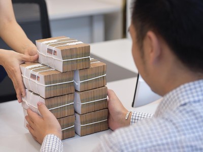 Tác động của đợt dịch Covid-19 lần thứ tư có thể khiến tình hình nợ xấu tăng nhanh. Ảnh: Dũng Minh