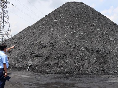 Bãi than rộng hàng chục ha bị lực lượng chức năng kiểm tra.