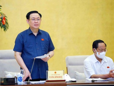 Chủ tịch Quốc hội Vương Đình Huệ phát biểu tại cuộc họp.