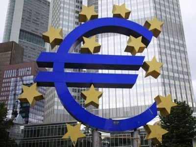 Biểu tượng đồng euro tại Frankfurt, Đức. Ảnh: AFP/TTXVN.