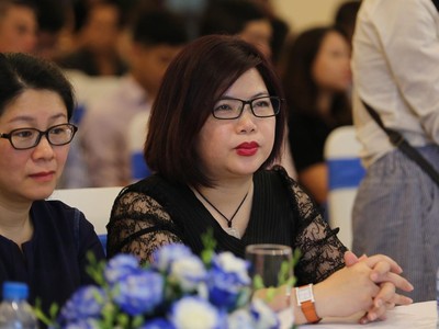 Bà Hoa Giang (bên phải) tại Đại hội cổ đông thường niên năm 2019 của FPT Retail (Ảnh tư liệu).