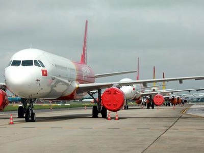 Hàng loạt máy bay phủ bạt động cơ do không khai thác trong thời gian dài tại sân bay Nội Bài. (Ảnh: Tuấn Phùng).