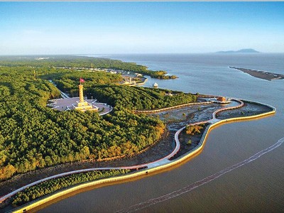 Cà Mau đang đẩy mạnh xây dựng kết cấu hạ tầng, cải cách hành chính để thu hút đầu tư. Trong ảnh: Cột cờ Hà Nội tại mũi Cà Mau