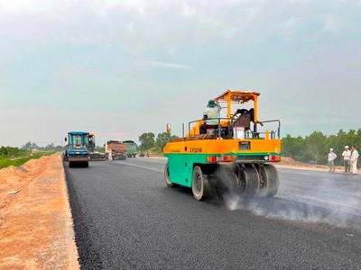 Thi công cao tốc Bắc - Nam phía Đông đoạn Trung Lương - Mỹ Thuận.