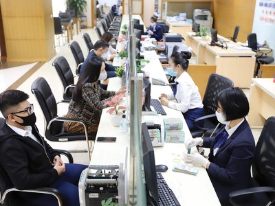 Từ 23/1/2020 đến nay, tổng số tiền lãi các tổ chức tín dụng miễn, giảm cho khách hàng bị ảnh hưởng bởi dịch Covid-19 là gần 26.000 tỷ đồng. 