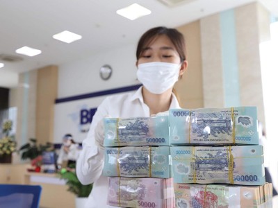 Nợ xấu tiềm ẩn đang tăng và lợi nhuận ngành ngân hàng chịu áp lực giảm. Ảnh: Dũng Minh