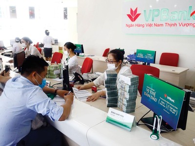 Trong quý III/2021, các ngân hàng thực hiện nhiều chương trình tín dụng hỗ trợ khách hàng gặp khó khăn do dịch Covid-19. Ảnh: Dũng Minh