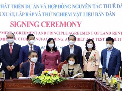 Chủ tịch UBND tỉnh Nguyễn Hương Giang và ông JONGRIP JI, Chủ tịch Công ty Amkor ký kết thỏa thuận phát triển dự án Nhà máy Sản xuất, lắp ráp và thử nghiệm vật liệu bán dẫn