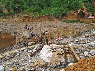 Khung cảnh tan hoang ở khu vực nóc Ông Đề, xã Trà Leng (huyện Nam Trà My, tỉnh Quảng Nam) sau vụ sạt lở cuối tháng 10/2020 vùi lấp nhiều hộ dân