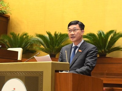 Chủ nhiệm Uỷ ban Kinh tế Vũ Hồng Thanh báo cáo giải trình.