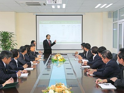Doanh nhân Trần Túc Mã trình bày kế hoạch kinh doanh trong cuộc họp Hội đồng Quản trị và Ban Điều hành Traphaco.