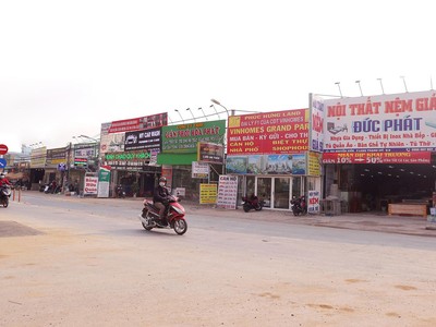 Những văn phòng giao dịch bất động sản phía trước dự án Vinhomes Grand Park hiện trở thành nơi kinh doanh thiết bị nội thất. 